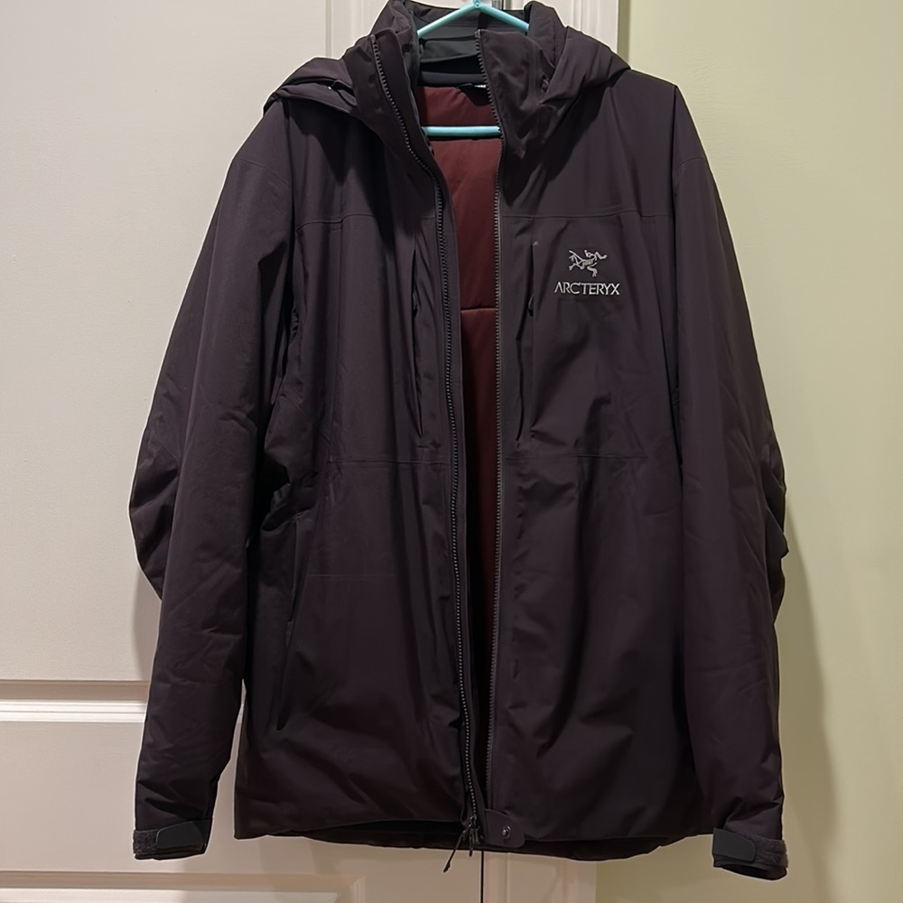 Man’s Arcteryx jacket - like NEW. Size L. Gortex parka